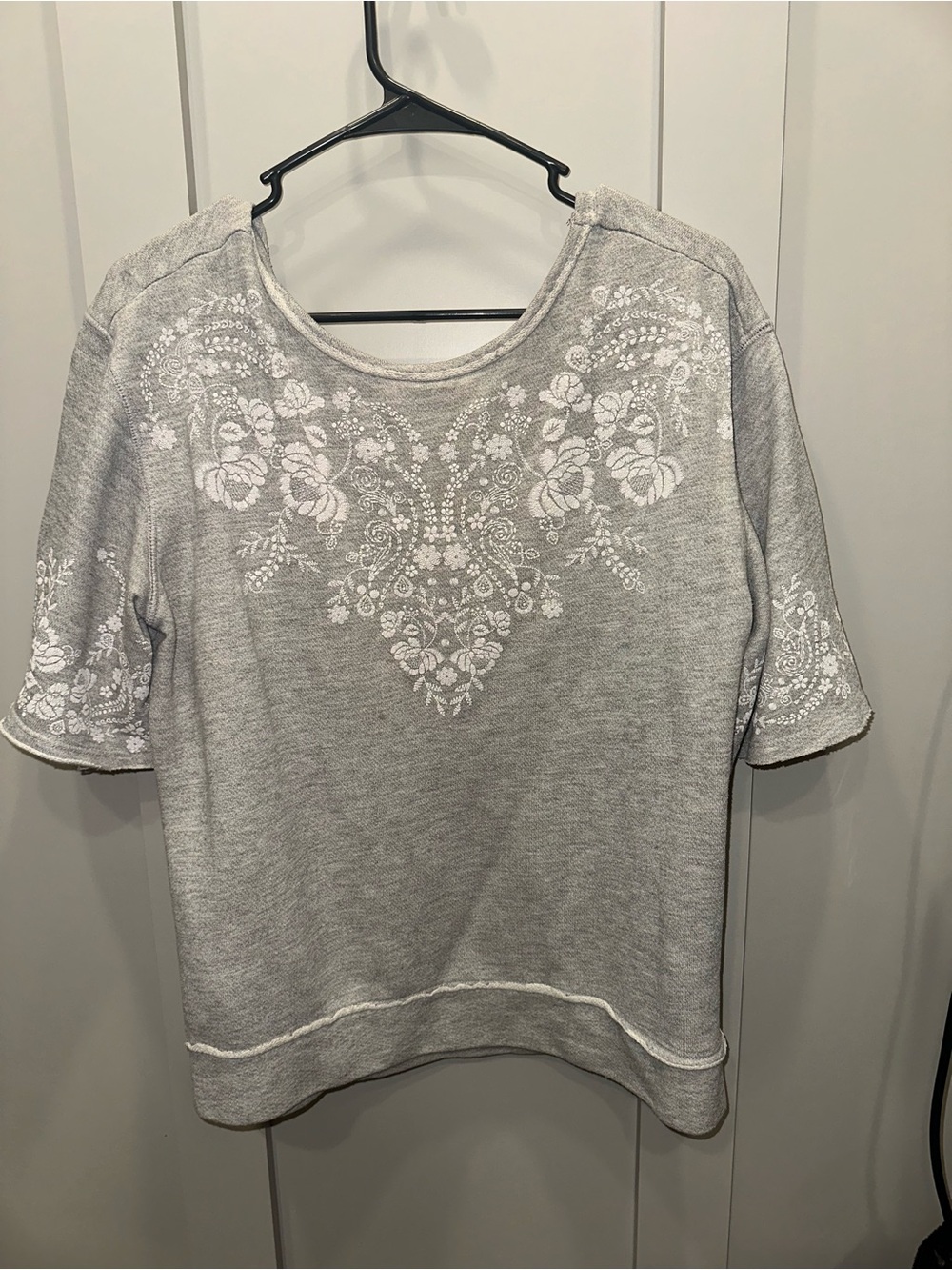 Maurices Light Gray Short Sleeve Top with White Floral Print